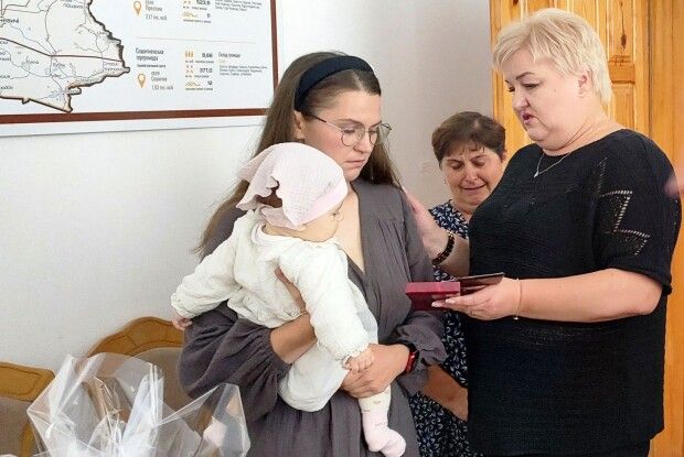 На Волині дружина з маленькою донечкою отримали посмертну нагороду рідного Героя