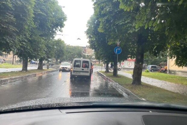 Лучани сперечаються про новий дорожній знак у центрі міста
