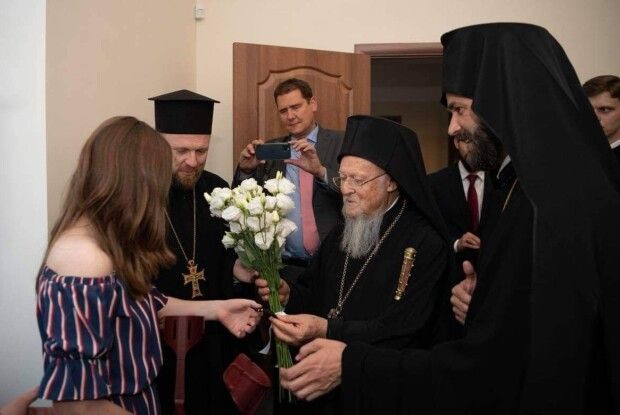 Подяка за зцілення: дівчинка з Волині «пробилася» на аудієнцію до Вселенського Патріарха Варфоломія, щоб подарувати квіти (Фото)