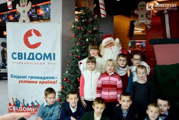 Із Сантою та бульбашками: 500 маленьких жителів обласного центру отримали дарунки від мецената*
