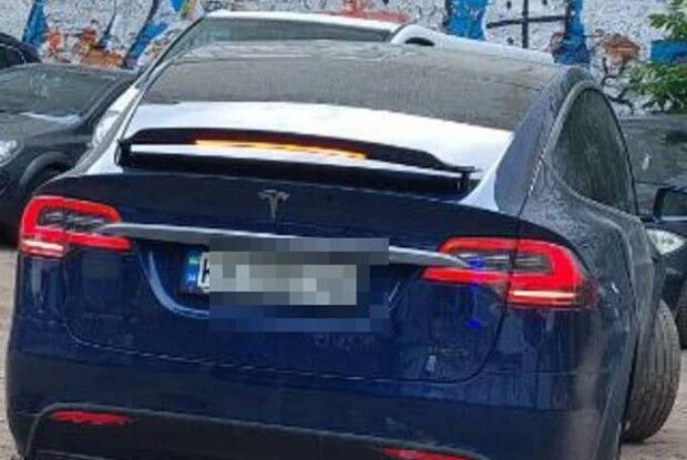 24-річна «мажорка» на «Tesla», перебуваючи під «кайфом», вгатилася у припаркований «Porsche Cayenne» і дременула з місця ДТП (Фото)