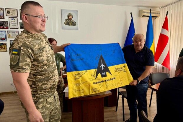 Луцька РВА отримала бойовий стяг з підписами бійців