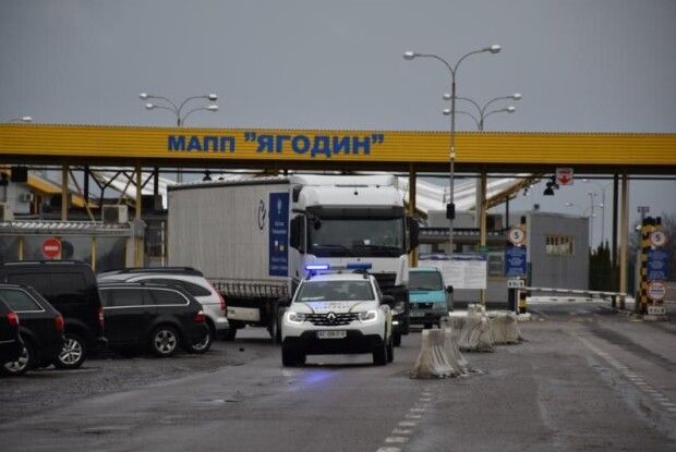 Через «Ягодин» до України в’їхала колона вантажівок з гуманітарною допомогою з Польщі (Відео)