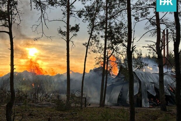 На Волині горить деревообробне підприємство (Фото)
