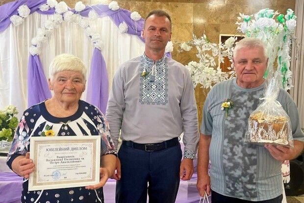 У місті на Волині станцювали вальс пари, які понад 50 років уже в парі