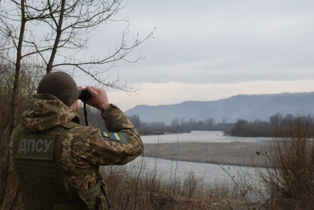 Шестеро чоловіків намагалися потрапити за кордон вплав через річку Тису 