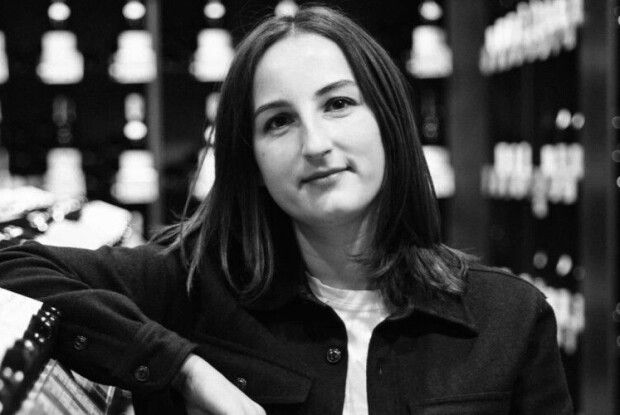 «Вина, які любила Віка»: в Goodwine зробили стелаж на честь загиблої від дрона рівнянки (Фото)