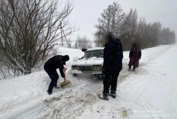 Як волинські поліцейські рятують водіїв зі снігових заметів