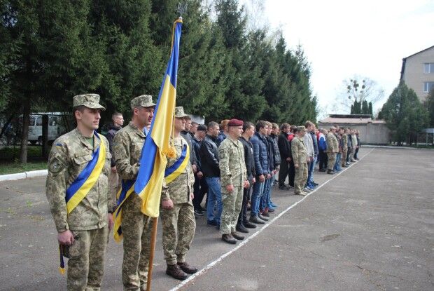 На Волині урочисто відправили до війська молоде поповнення