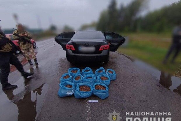 На Волині рівняни намагалися провезти через блокпост бурштин 