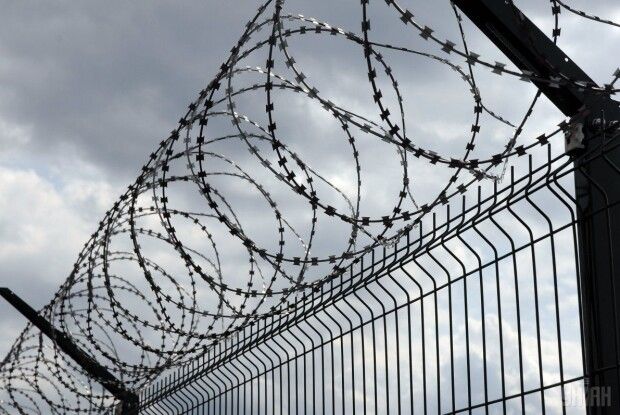 На Волині зловмисник перекидав на територію колонії телефони, алкоголь, карти і... дріжджі