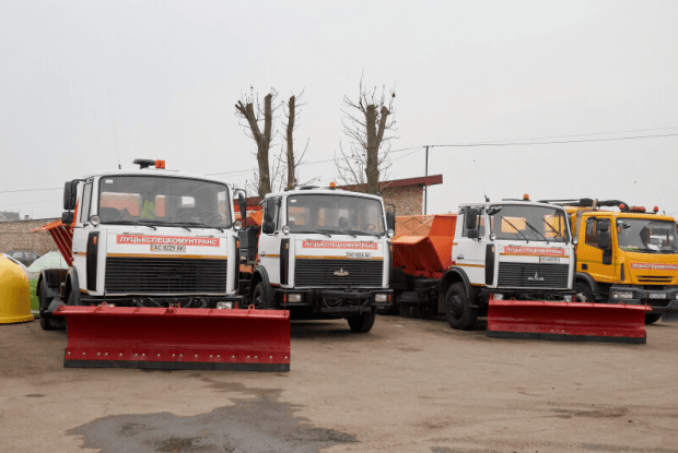 Вся техніка готова: У Луцьку не бояться снігу й ожеледиці (Фото)