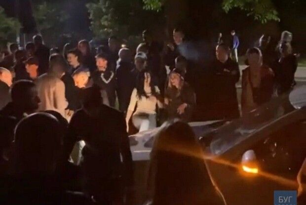 На Волині дискотека закінчилася масовою сутичкою: молодь обступила авто поліції (Відео)