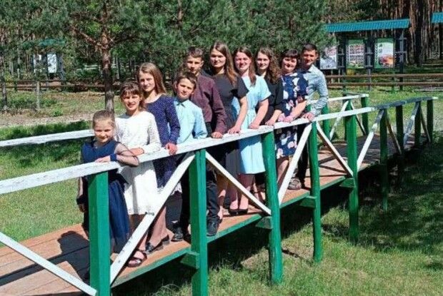 6 доньок і 2 синочки волинського подружжя знають, що квіти кохання розцвітають і серед зими