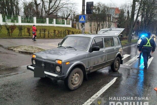У Рівному чорти поплутали 59-річного дядька на «Ниві» – просто на «зебрі» допустив наїзд на 30-річну жінку та її шестирічну доньку (фото)