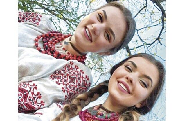Пісня на мільйон: після того, як сестри заспівали «Ой там на горі», їх кличуть заміж іноземці