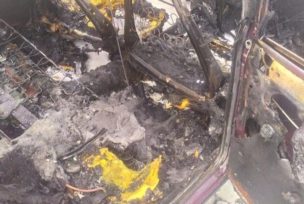 Їхав і спалахнув: у місті на Рівненщині згорів «шедевр» радянського автопрому (Фото)