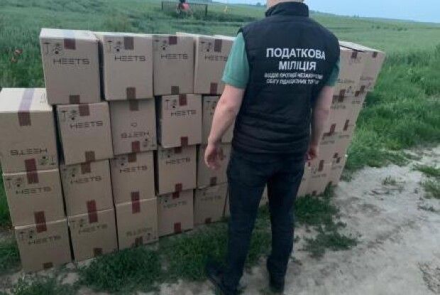 Волинські податківці затримали бус із контрабандними цигарками на 2,5 мільйона гривень