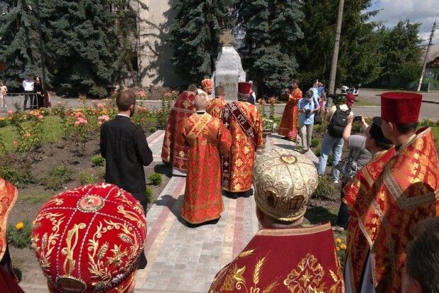 Перший пам'ятний знак з нагоди надання Томосу ПЦУ освятили на Рівненщині (Фото)