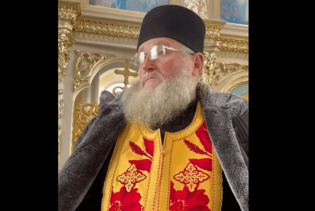 «Не герой, а звичайний покійник»: на Буковині священник УПЦ МП влаштував скандал на похороні Воїна (Відео)