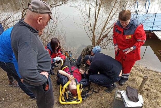 У Чернігові врятували 63-річну жінку, яка впала з пішохідного мосту в Десну