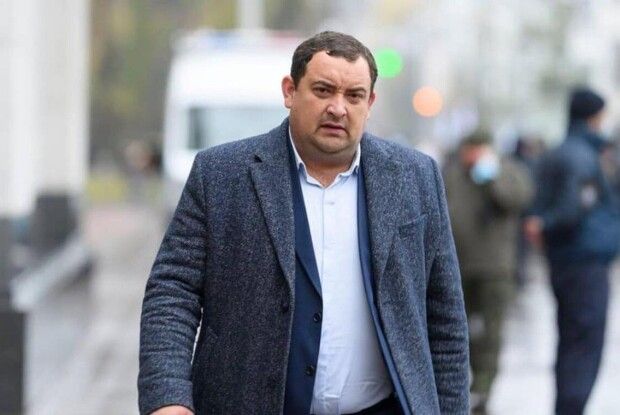 Нардеп від «Слуги народу», затриманий на хабарі, викинув обвинувальний акт із власної автівки (Відео)