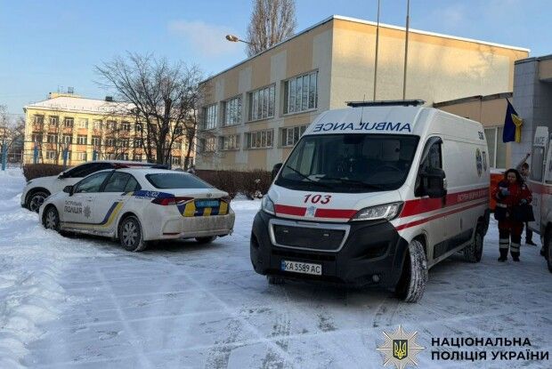 Поліція затримала школяра, який з ножем напав на вчительку в Києві