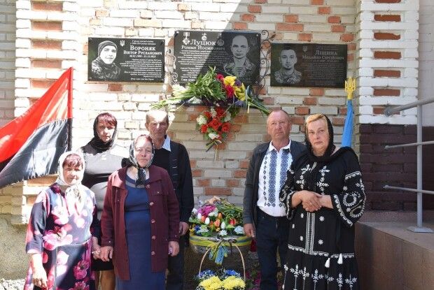 У громаді на Волині встановили пам'ятні дошки на честь полеглих Героїв