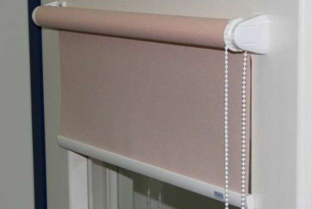 Чистимо рулонні штори