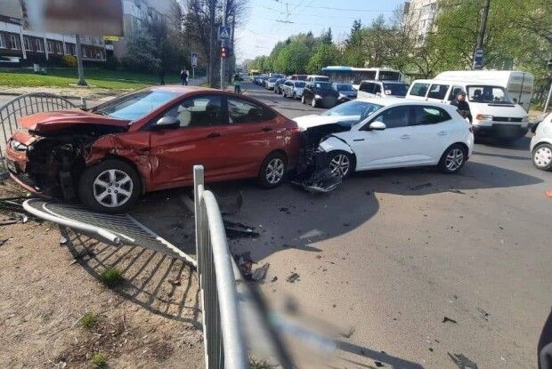 У Луцьку зіткнулися Renault та Hyundai: одну з водійок шпиталізували (Фото)