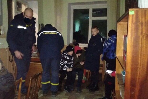 Бійці ДСНС врятували юних футболістів, мікроавтобус з якими зламався дорогою на турнір