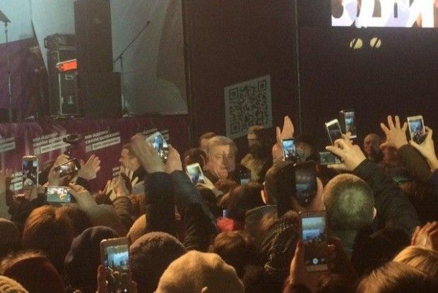 Порошенко вже виступає на мітингу в Ковелі – прибув на Волинь з фронтового Донбасу…