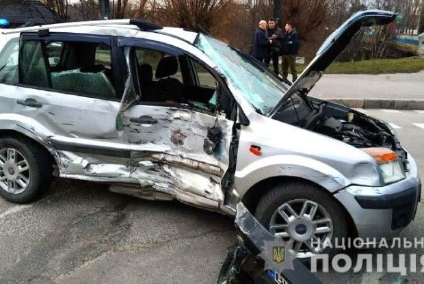 У Рівному «Ford Fusion» зіткнувся з вантажним бусом «Mercedes-Benz»: водій легковика у лікарні (фото)