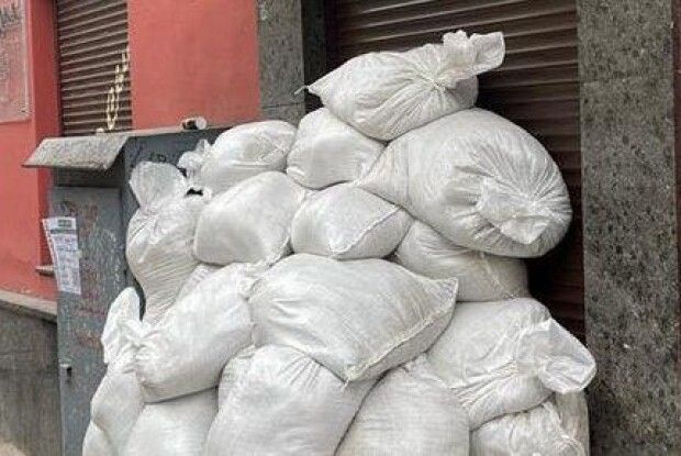Радикалне правосуддя: У Львові заблокували магазин, де продавали алкоголь попри заборону (Відео)