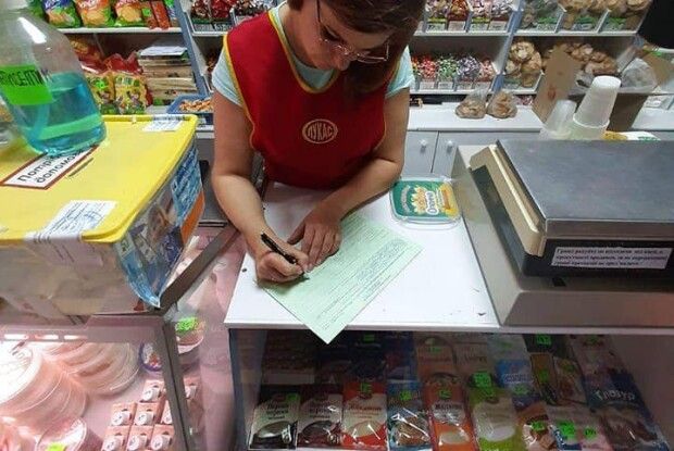Луцькі муніципали зафіксували продаж спиртного в нічну пору у двох магазинах обласного центру