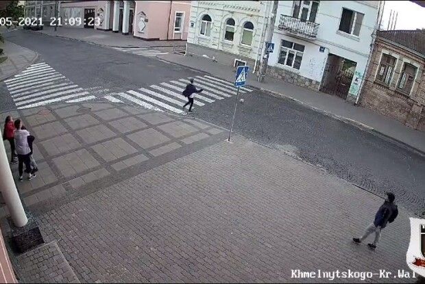 У Луцьку діти, граючись м’ячем, створили аварійну ситуацію (Відео)