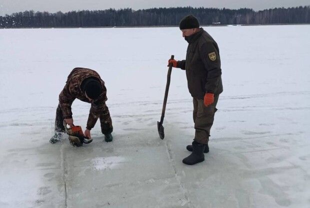 На водоймах Волині облаштували понад сотню лунок для запобігання задусі риби