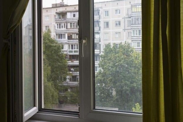 Бабуся викинулася з вікна сьомого поверху і загинула