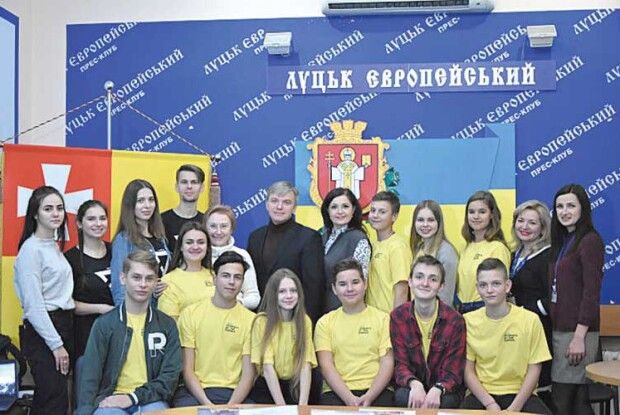 Подарували Папі Франциску українську вишивку