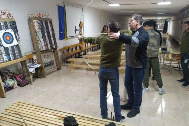 Терапія стрільбою з лука: «Луцькі соколи» тренують поранених військових