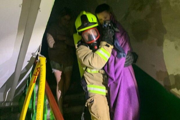 У Рівному горіла квартира в багатоповерхівці, врятували дитину (Фото, відео)
