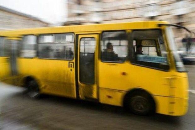 Поки чекав маршрутку: у Рівному шмат бетону з зупинки впав на голову пасажира 