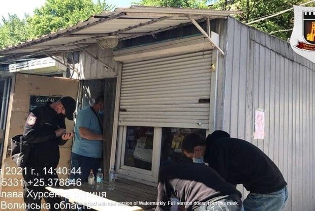 Продають «бухло»: у Луцьку розірвуть договір з двома орендарями кіосків