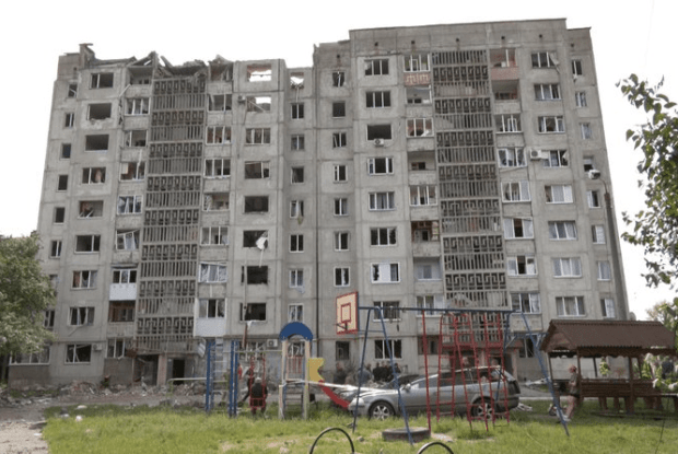 Частина пошкодженого ракетою будинку в Луцьку піде під знесення