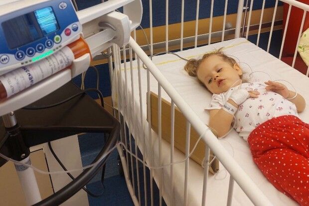 Маленька волинянка, тато якої загинув у ДТП, отримала найдорожчий у світі укол (Фото)