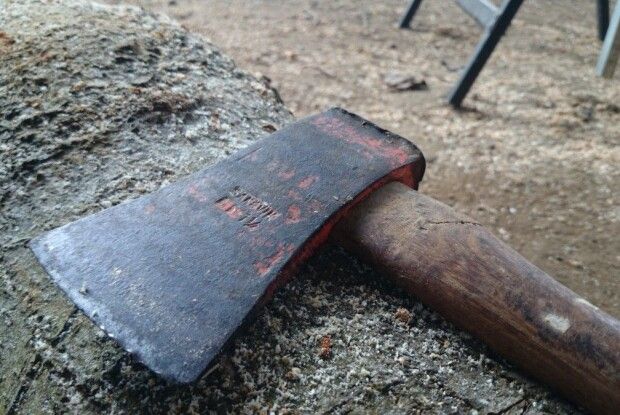 На Волині чоловік повернувся із заробітків, застав дружину з коханцем і схопився за сокиру