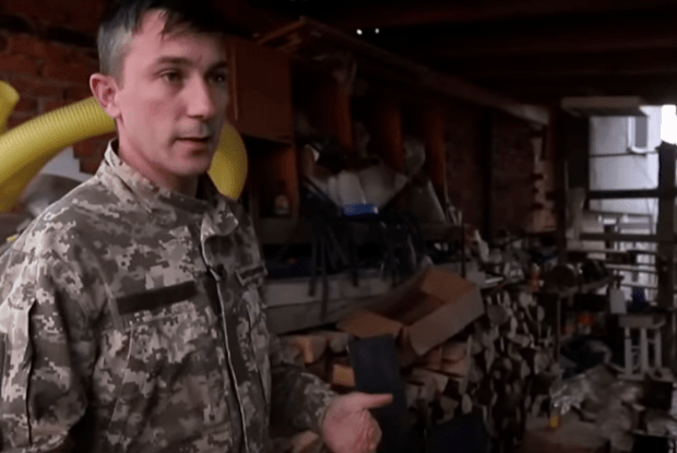 Поранений боєць виготовляє для побратимів буржуйки (Відео)