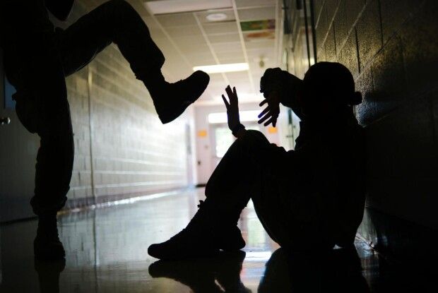 На матір школяра склали адмінпротокол через знущання над однокласником 