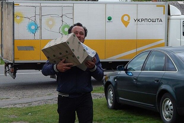 Усі квіти на пошті в Затурцях –  від листоноші Андрія