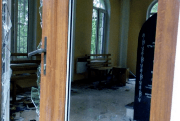 В Острозі вандали розгромили могилу равина